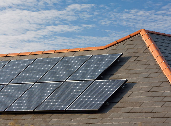 太陽光発電の設置前に屋根塗装をするべきか